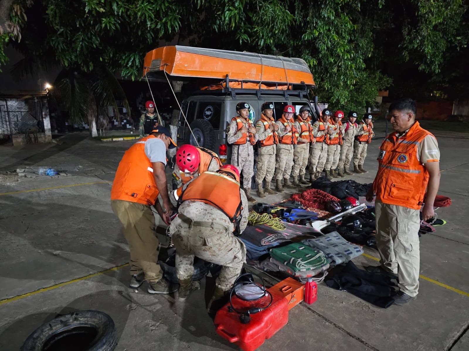 Desplazan a 13 voluntarios del Grupo SAR-FAB para buscar a una persona desaparecida en el río Yapacaní